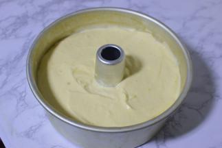 倒进模具，震两下大气泡