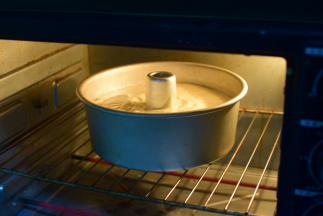 烤箱170度，中下层，烤45分钟左右，烤完，马上震两下气泡，倒扣在烤网上，彻底晾凉后，用手脱模