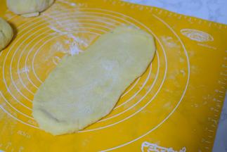 发酵到二倍大，取出来，平均分成三份，小面团擀成长条状