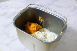 所有材料放入面包桶