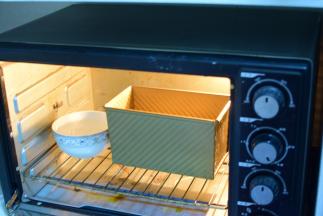 放烤箱二次发酵40分钟左右，烤箱放一碗热水，保持烤箱湿度，发酵到满模