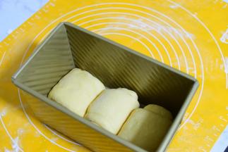 三个面团都依次卷好，放入模具