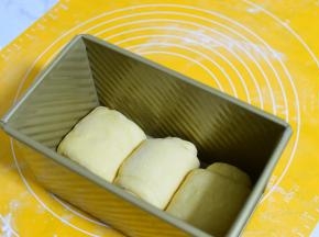 三个面团都依次卷好，放入模具