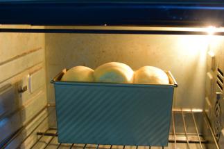 烤箱150度，烤45分钟左右，烤20分钟时候，如果上色可以了就加盖锡纸，烤完马上脱模，晾凉后切片，装保鲜袋