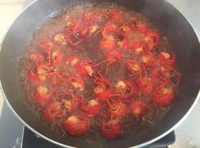 倒入适量水，闷煮5分钟