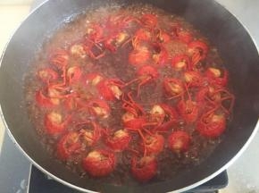 倒入适量水，闷煮5分钟