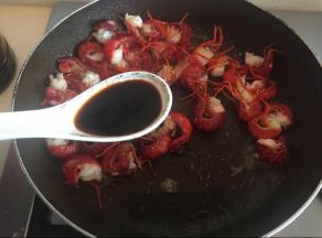 油温升至6-7成热，倒入小龙虾翻炒。然后加入酒、生抽，细砂糖，生姜粉