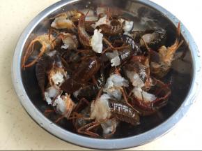 小龙虾洗净去头，抽掉虾线