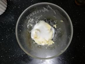 黄油室温软化，加入白砂糖和盐搅拌均匀