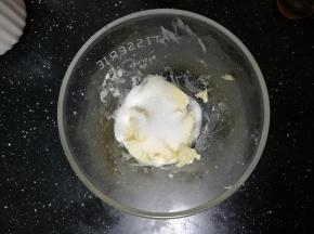 黄油室温软化，加入白砂糖和盐搅拌均匀