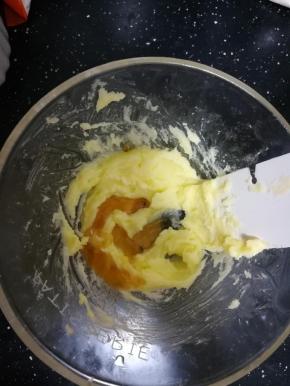 加入蜂蜜一起搅拌。