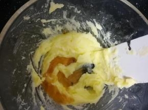 加入蜂蜜一起搅拌。