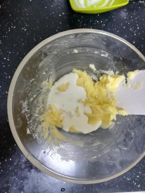 加入淡奶油搅拌均匀。