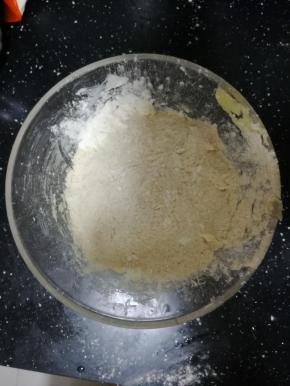 之后筛入低粉和全麦面粉