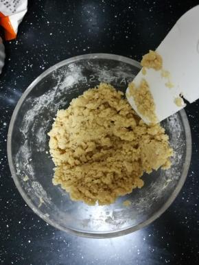 翻拌至无干粉的状态。