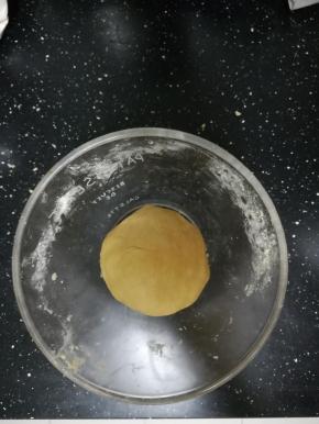 然后用手把它捏成一个团。