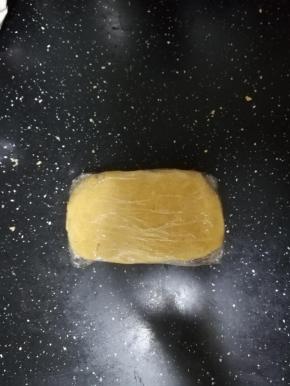 包上保鲜膜，放入冰箱冷藏半个小时，松弛一下。