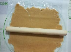 取出，底下垫油纸，上面盖一层保鲜膜，开始用擀面杖把它擀成薄片。厚度大概4，5毫米吧