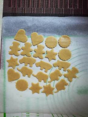 去除多余的面片，留着继续压薄和卡模。