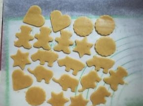 去除多余的面片，留着继续压薄和卡模。