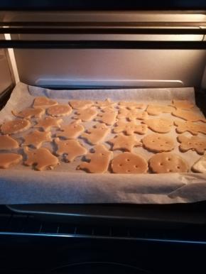 放入预热好的烤箱。上管160，下管140，烤15分钟左右即可。