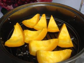 南瓜去皮去瓤放入蒸锅蒸熟