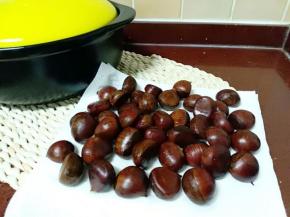 清洗好的板栗用厨房纸擦干表面，控干水分