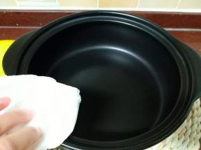 接下来用拧干的湿毛巾或厨纸把新的坤博黑乐砂锅擦干净（特别要注意的是，用于烧烤的砂锅必须是干燥的，千万不要用水泡洗哦！）