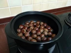 砂锅上灶，把处理好的板栗铺一层就可以了，不要贪多 ，不然会受热不均匀，不需要锡纸铺垫也不需要油，是不是很方便