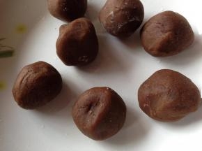 莲蓉馅分成20克一个的小球