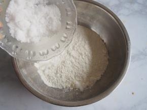 低筋面粉过筛，加入白糖放在容器中。