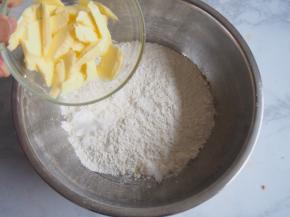 黄油切成小块以后，倒入面粉中用手搓，使其与面粉混合均匀。