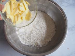 黄油切成小块以后，倒入面粉中用手搓，使其与面粉混合均匀。