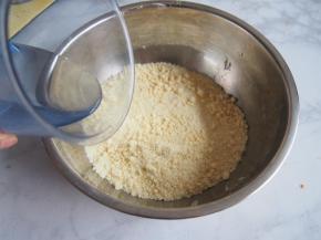 倒入清水，揉成光滑的面团。