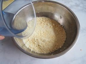 倒入清水，揉成光滑的面团。