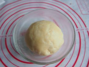 将面团用保鲜膜包起来，放入冰箱冷藏1小时。