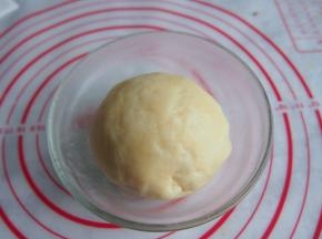 将面团用保鲜膜包起来，放入冰箱冷藏1小时。