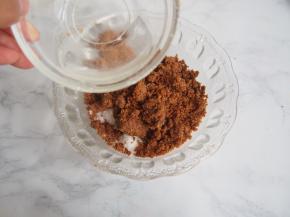 准备馅料，黑糖和细砂糖混合，加入清水。