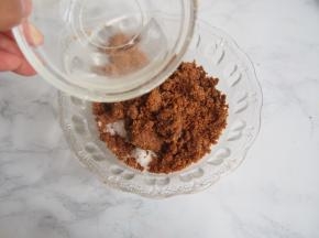 准备馅料，黑糖和细砂糖混合，加入清水。