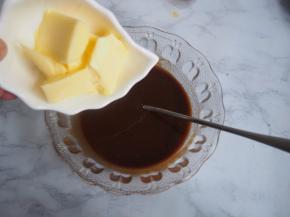 加入黄油，隔热搅拌至糖充分融化。