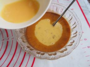 待冷却后，加入蛋液搅拌均匀。