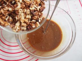 加入已经烤好的核桃搅拌均匀。