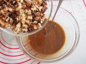 加入已经烤好的核桃搅拌均匀。