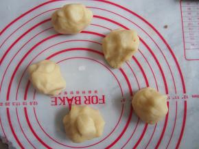 将醒发好的面团分成6份，我一共用了6个迷你派盘。