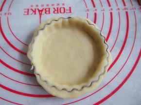 将派皮擀开，铺到派盘上，用擀面杖滚一圈，将多余的派皮切掉。