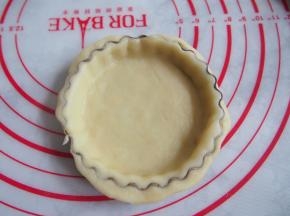 将派皮擀开，铺到派盘上，用擀面杖滚一圈，将多余的派皮切掉。