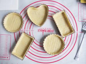 用叉子在派皮底部叉一些小孔，铺上一层油纸或者锡纸，压上重石或者豆子，放入烤箱中，180度，10分钟左右。