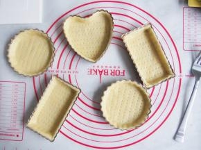 用叉子在派皮底部叉一些小孔，铺上一层油纸或者锡纸，压上重石或者豆子，放入烤箱中，180度，10分钟左右。