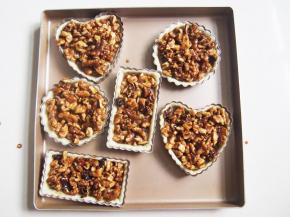 将烤好的派皮取出，去掉重石和油纸后放入核桃馅，放入烤箱中下层，上下火170度，30分钟左右即可。