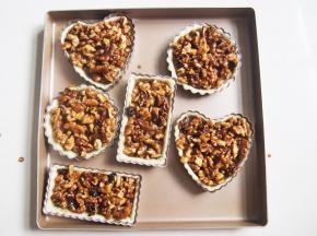 将烤好的派皮取出，去掉重石和油纸后放入核桃馅，放入烤箱中下层，上下火170度，30分钟左右即可。